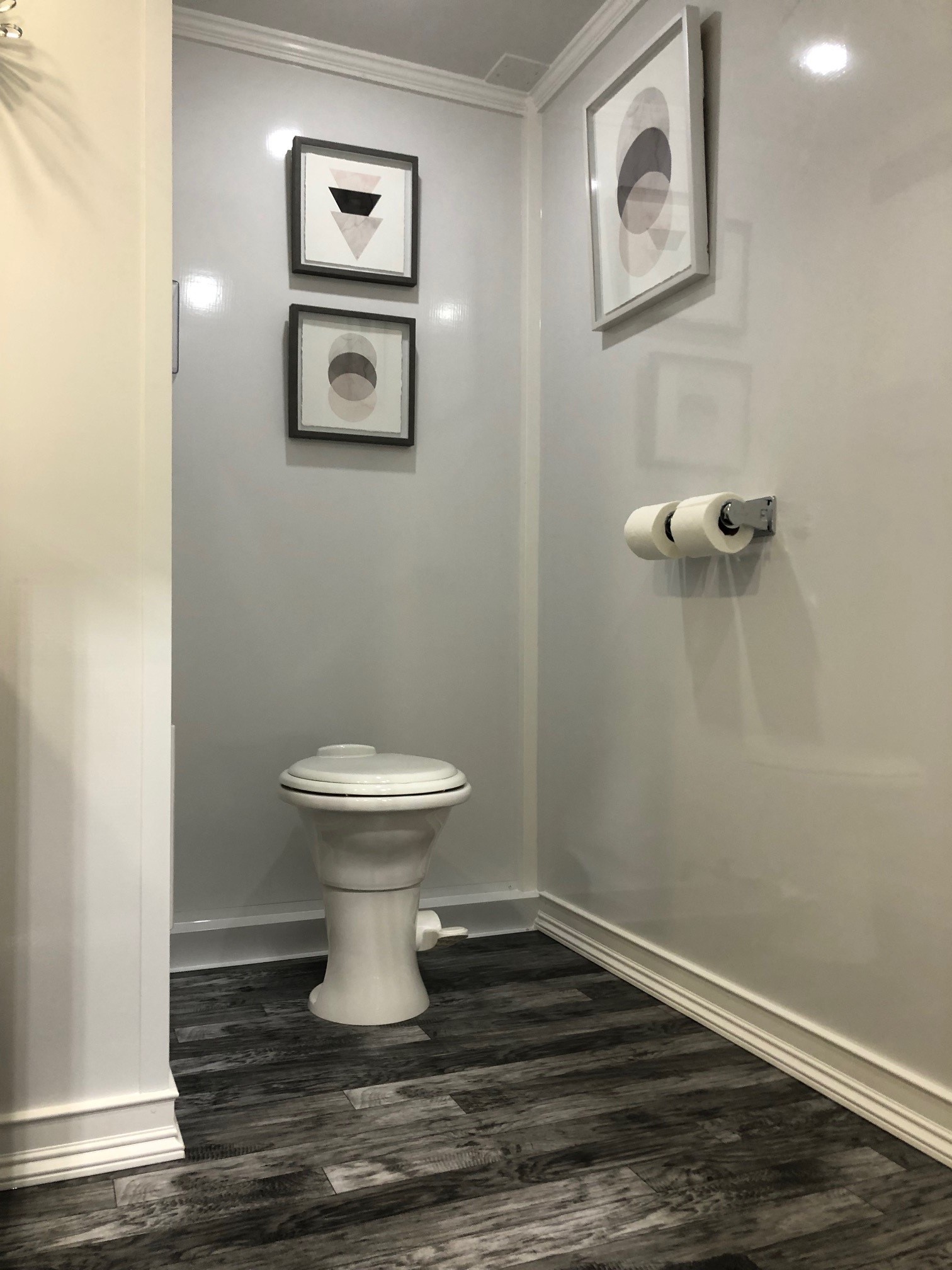 Luxury Series Luxury Portable Restrooms for Sale